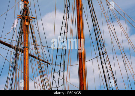 Takelage eines großen hölzernen Schiff in einem Hafen im Sonnenlicht im Sommer mit blauem Himmel Stockfoto