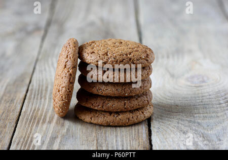 Hafer Kekse auf einem alten hölzernen Hintergrund Stockfoto