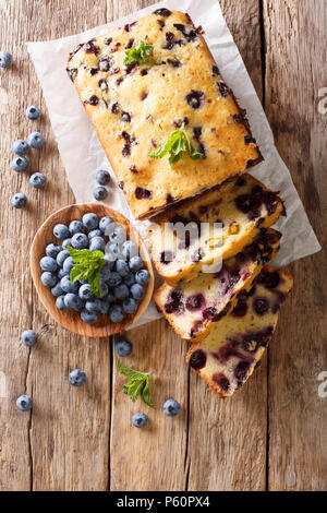 Frische Heidelbeeren Laib Brot muffin Kuchen mit Minze closeup auf einem Tisch. Senkrechte Draufsicht von oben Stockfoto