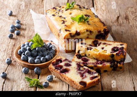 Sommer Laib frisches Blueberry Muffin Brot Kuchen mit Minze closeup auf einem Tisch dekoriert. Horizontale Stockfoto