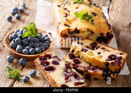 Frische Heidelbeeren Laib Brot muffin Kuchen mit Minze closeup auf einem Tisch. Horizontale Stockfoto