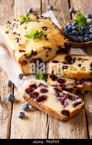 Süßes Brot geschnitten Blueberry Muffin mit Minze Nahaufnahme auf dem Tisch. Vertikale Stockfoto