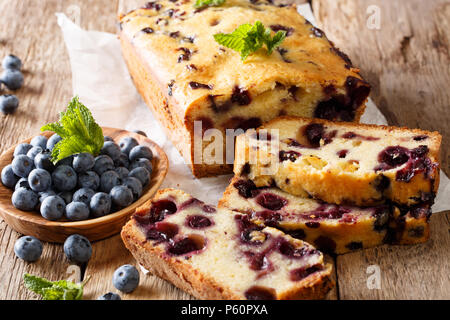 Dessert geschnitten Brot frisch Blueberry Muffin Kuchen mit Minze Nahaufnahme auf dem Tisch. Horizontale Stockfoto