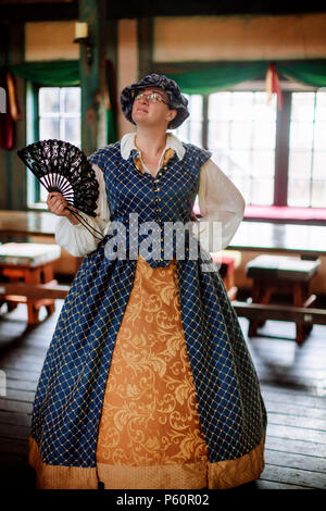 Eine Renaissance Faire Schauspieler steht für ihr Portrait im Haupthaus Stockfoto