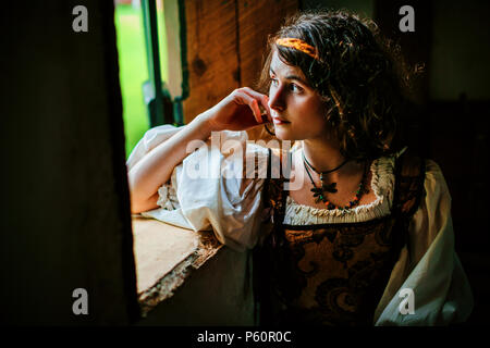 Eine Renaissance Faire Schauspieler Milchdienstmädchen sitzt für ein Portrait Stockfoto