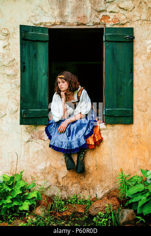 Eine Renaissance Faire Schauspieler Milchdienstmädchen sitzt für ein Portrait Stockfoto