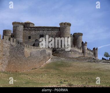 VISTA - CASTILLO Y RECINTO AMURALLADO - CONSTRUIDO POR EL MARQUES DE VILLENA - S XV - ARQUITECTURA MILITAR. Lage: CASTILLO, BELMONTE. Stockfoto