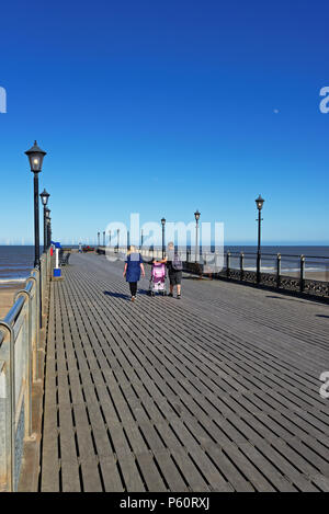 Skegness, Lincolnshire, Großbritannien, Pier mit einem windpark am Horizont Stockfoto