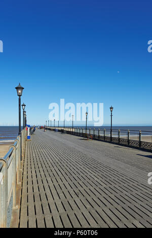 Skegness, Lincolnshire, Großbritannien, Pier mit einem windpark am Horizont Stockfoto