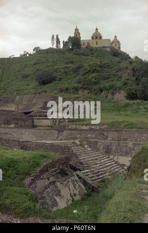 VISTA DE LA GRAN PIRAMIDE DEL SOL CON LA IGLESIA DE LA VIRGEN DE LOS REMEDIOS AL FONDO. Lage: GRAN PIRAMIDE DEL SOL, CHOLULA, CIUDAD DE MEXICO. Stockfoto