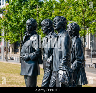 Beatles pop band Statue, durch Cavern Club gespendet, von Bildhauer Andrew Edwards, Pier Head, Liverpool, England, UK konzipiert Stockfoto