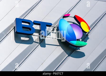 Nahansicht von BT-Namen und farbenfrohem Logo, Echo Arena Liverpool mit blauem Himmel, King's Dock, Liverpool, England, Großbritannien Stockfoto