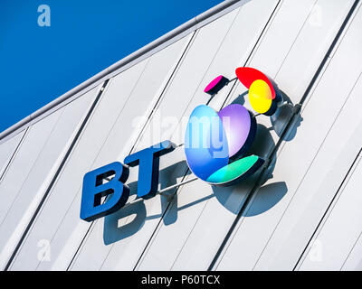 Nahansicht von BT-Namen und farbenfrohem Logo, Echo Arena Liverpool mit blauem Himmel, King's Dock, Liverpool, England, Großbritannien Stockfoto