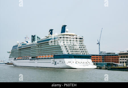 Celebrity Eclipse, Solstice-Klasse Kreuzfahrtschiff, von Celebrity Cruises betrieben wird, in Liverpool Hafen angedockt, Fluss Mersey, England, Großbritannien Stockfoto