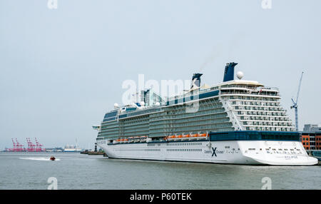 Celebrity Eclipse Kreuzfahrtschiff, in Liverpool Hafen angedockt, Fluss Mersey, England, Großbritannien mit Merseyside Feuer und Rettung Rigid Inflatable Boat Stockfoto