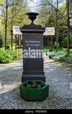 Berlin Prenzlauer Berg, Pappelallee Freidhof, Friedhof Park ist eine börsennotierte geschlossene Friedhof. Der ehemalige Friedhof mit restaurierten Gräber zu einem öffentlichen Park Stockfoto