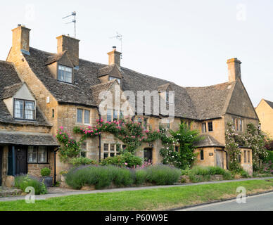 Cotswold Stone House im Sommer. Broadway Cotswolds, Worcestershire, England Stockfoto