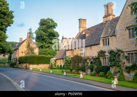 Cotswold Stone House im Sommer. Broadway Cotswolds, Worcestershire, England Stockfoto
