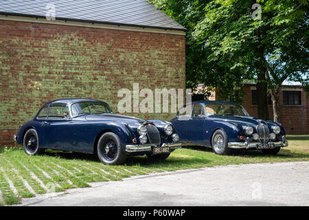 1959 Jaguar XK und ein 1962 Jaguar MK II im Bicester Heritage Center. Oxfordshire, England Stockfoto