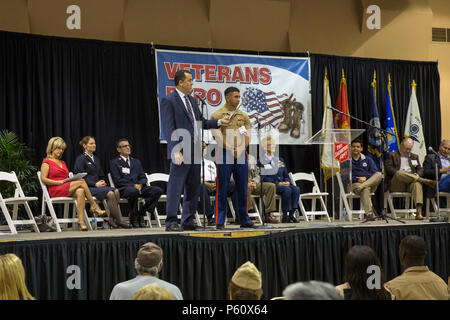 Cpl. Stephen Garces, noncommissioned Officer verantwortlich für Erstellung und Vermessung, Marine Wing Support Squadron 374, ist während der Expo des 6. jährlichen Veteran im Riverside County Fairgrounds in Indio, Kalifornien, USA, 2. April 2016 anerkannt. (Offizielle Marine Corps Foto von Lance Cpl. Levi Schultz/Freigegeben) Stockfoto