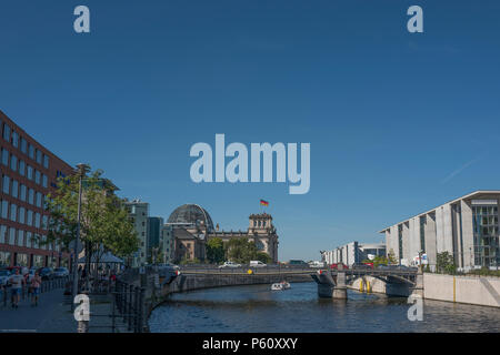 Berlin, Deutschland., Dienstag, 29.08.2017, Blick zurück von der Berliner Bahnhof Friedrichstraße, in Richtung der Reichstag, von der Seite der Spree. Vorbei, © Peter SPURRIER Stockfoto