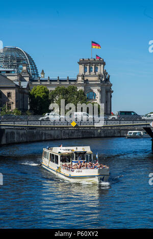 Berlin, Deutschland., Dienstag, 29.08.2017, Blick zurück von der Berliner Bahnhof Friedrichstraße, in Richtung der Reichstag, von der Seite der Spree. Vorbei, © Peter SPURRIER Stockfoto
