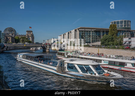 Berlin, Deutschland., Dienstag, 29.08.2017, Blick zurück von der Berliner Bahnhof Friedrichstraße, in Richtung der Reichstag, von der Seite der Spree, © Peter SPURRIER Stockfoto