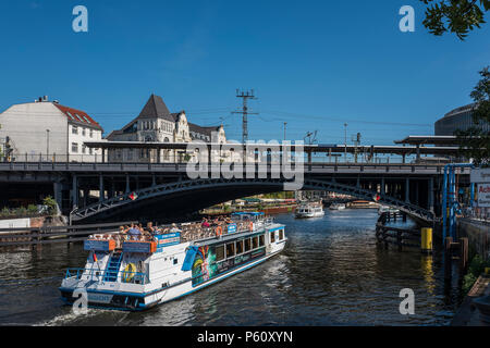 Berlin, Deutschland., Dienstag, 29.08.2017, Berlin Bahnhof Friedrichstraße, Eisenbahn Brücke überspannt, Spree, Friedrichstadt Nachbarschaft, © Peter SPURRIER Stockfoto