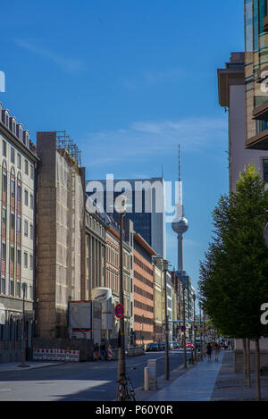 Berlin, Deutschland., Dienstag, 29.08.2017, Blick, von, Dorotheenstrassa, Richtung, der, Berliner Fernsehturm, [Fernsehturm], © Peter SPURRIER Stockfoto