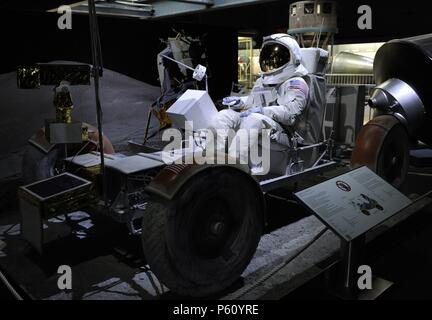 Lunar Roving Vehicle (LRV) oder Lunar Rover war ein batteriebetriebenes vierrädrige Rover auf dem Mond in den letzten drei Missionen der amerikanischen Apollo Programm verwendet, während 1971 und 1972. Deutschen Museum. München. Deutschland. Stockfoto