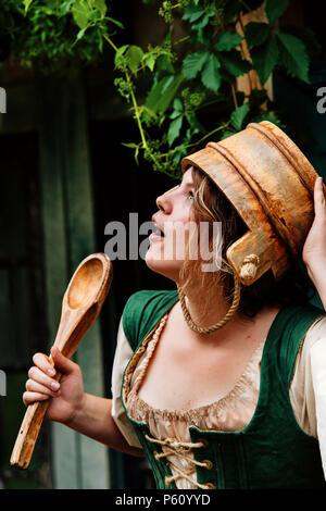 Eine Renaissance Faire Schauspieler Milchdienstmädchen schildert ihre spielerische Charakter Stockfoto