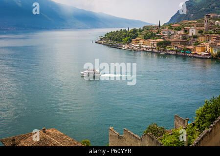 Den Gardasee. Blick über die Stadt und den Hafen von Limone sul Garda, Gardasee, Italienische Seen, Lombardei, Italien. Stockfoto