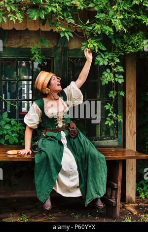 Eine Renaissance Faire Schauspieler Milchdienstmädchen schildert ihre spielerische Charakter Stockfoto