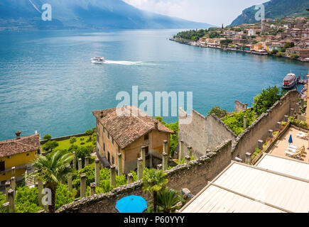 Den Gardasee. Blick über die Stadt und den Hafen von Limone sul Garda, Gardasee, Italienische Seen, Lombardei, Italien. Stockfoto