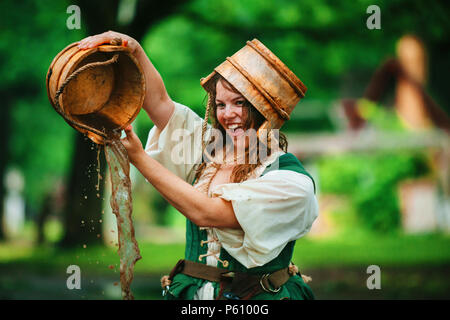 Eine Renaissance Faire Schauspieler Milchdienstmädchen schildert ihre spielerische Charakter Stockfoto