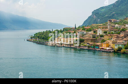 Den Gardasee. Blick über die Stadt und den Hafen von Limone sul Garda, Gardasee, Italienische Seen, Lombardei, Italien. Stockfoto