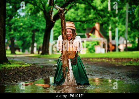 Eine Renaissance Faire Schauspieler Milchdienstmädchen schildert ihre spielerische Charakter Stockfoto