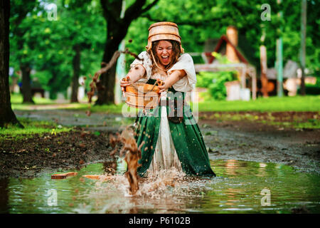 Eine Renaissance Faire Schauspieler Milchdienstmädchen schildert ihre spielerische Charakter Stockfoto