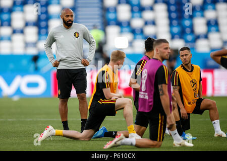 Kaliningrad, Russland, 27. Juni 2018. Belgien Assistant Coach Thierry Henry wacht über Eden Hazard von Belgien und Kevin De Bruyne Belgien Belgien während einer Trainingseinheit, vor der 2018 FIFA World Cup Gruppe G Match gegen England, bei Kaliningrad Stadium am 27. Juni 2018 in Kaliningrad, Russland. (Foto von Daniel Chesterton/phcimages.com) Credit: PHC Images/Alamy leben Nachrichten Stockfoto