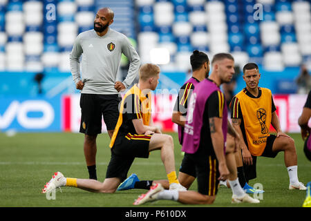 Kaliningrad, Russland, 27. Juni 2018. Belgien Assistant Coach Thierry Henry wacht über Eden Hazard von Belgien und Kevin De Bruyne Belgien Belgien während einer Trainingseinheit, vor der 2018 FIFA World Cup Gruppe G Match gegen England, bei Kaliningrad Stadium am 27. Juni 2018 in Kaliningrad, Russland. (Foto von Daniel Chesterton/phcimages.com) Credit: PHC Images/Alamy leben Nachrichten Stockfoto