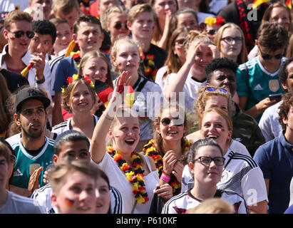 Frankfurt am Main, Deutschland, Deutschland, Hamburg. 27 Juni, 2018. Fans für ihre Teams während des Public Viewing der Deutschland gegen Südkorea Spiel. Credit: Ulrich Perrey/dpa/Alamy Leben Nachrichten Quelle: dpa Picture alliance/Alamy leben Nachrichten Stockfoto