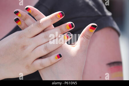 Frankfurt am Main, Deutschland, Deutschland, Hamburg. 27 Juni, 2018. Fans für ihre Teams während des Public Viewing der Deutschland gegen Südkorea Spiel. Credit: Ulrich Perrey/dpa/Alamy Leben Nachrichten Quelle: dpa Picture alliance/Alamy leben Nachrichten Stockfoto