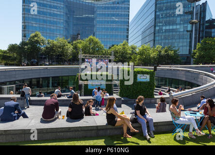 Lond, UK, 27. Juni 2018. Die hitzewelle weiter in Central London mit blauem Himmel und potenziell brechen Temperaturen erfassen. Massen von Touristen und Büroangestellten an mehr London statt und die Tower Bridge genießen das heiße Wetter und strahlendem Sonnenschein saßen auf dem Gras und Sonnenbaden. Quelle: Steve Hawkins Fotografie/Alamy leben Nachrichten Stockfoto