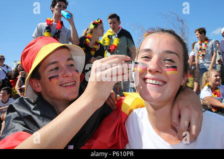 Frankfurt am Main, Deutschland, Deutschland, Hamburg. 27 Juni, 2018. Fans für ihre Teams während des Public Viewing der Deutschland gegen Südkorea Spiel. Credit: Ulrich Perrey/dpa/Alamy Leben Nachrichten Quelle: dpa Picture alliance/Alamy leben Nachrichten Stockfoto