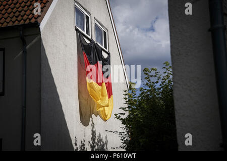 Juni 27, 2018 - Salzgitter, Niedersachsen, Deutschland - Deutschland Fahnen an Häusern und in den Vorgärten der Deutschen Nationalmannschaft während der FIFA WM 2018 Credit: Jannis Grosse/ZUMA Draht/Alamy Live News Support Stockfoto