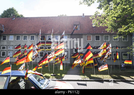 Juni 27, 2018 - Salzgitter, Niedersachsen, Deutschland - Deutschland Fahnen an Häusern und in den Vorgärten der Deutschen Nationalmannschaft während der FIFA WM 2018 Credit: Jannis Grosse/ZUMA Draht/Alamy Live News Support Stockfoto