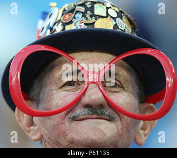 Nischni Nowgorod, Russland. 27 Juni, 2018. Ein Ventilator ist vor der 2018 FIFA World Cup Group E Übereinstimmung zwischen der Schweiz und Costa Rica in Nischni Nowgorod, Russland, 27. Juni 2018 gesehen. Credit: Fei Maohua/Xinhua/Alamy leben Nachrichten Stockfoto