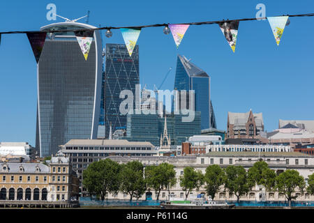 Lond, UK, 27. Juni 2018. Die hitzewelle weiter in Central London mit blauem Himmel und potenziell brechen Temperaturen erfassen. Massen von Touristen und Büroangestellten an mehr London statt und die Tower Bridge genießen das heiße Wetter und strahlendem Sonnenschein saßen auf dem Gras und Sonnenbaden. Quelle: Steve Hawkins Fotografie/Alamy leben Nachrichten Stockfoto