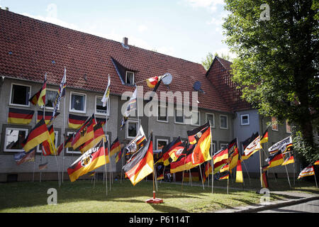 Juni 27, 2018 - Salzgitter, Niedersachsen, Deutschland - Deutschland Fahnen an Häusern und in den Vorgärten der Deutschen Nationalmannschaft während der FIFA WM 2018 Credit: Jannis Grosse/ZUMA Draht/Alamy Live News Support Stockfoto