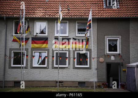 Juni 17, 2018 - Salzgitter, Niedersachsen, Deutschland - Deutschland Fahnen an Häusern und in den Vorgärten der Deutschen Nationalmannschaft während der FIFA WM 2018 Credit: Jannis Grosse/ZUMA Draht/Alamy Live News Support Stockfoto